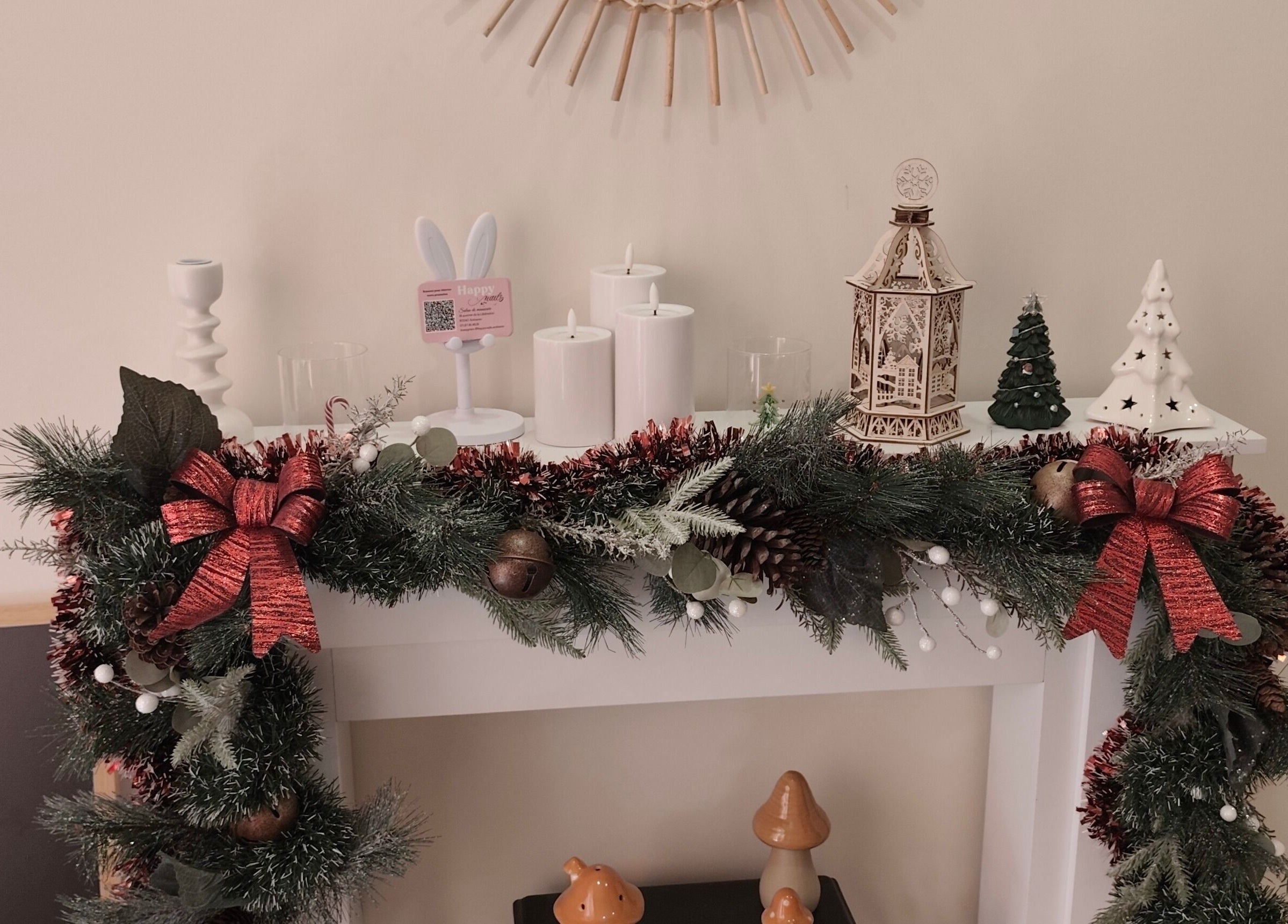 Décor festif à Happy Nails Ambazac, Ambazac, Nouvelle-Aquitaine, FR, avec guirlandes et bougies.