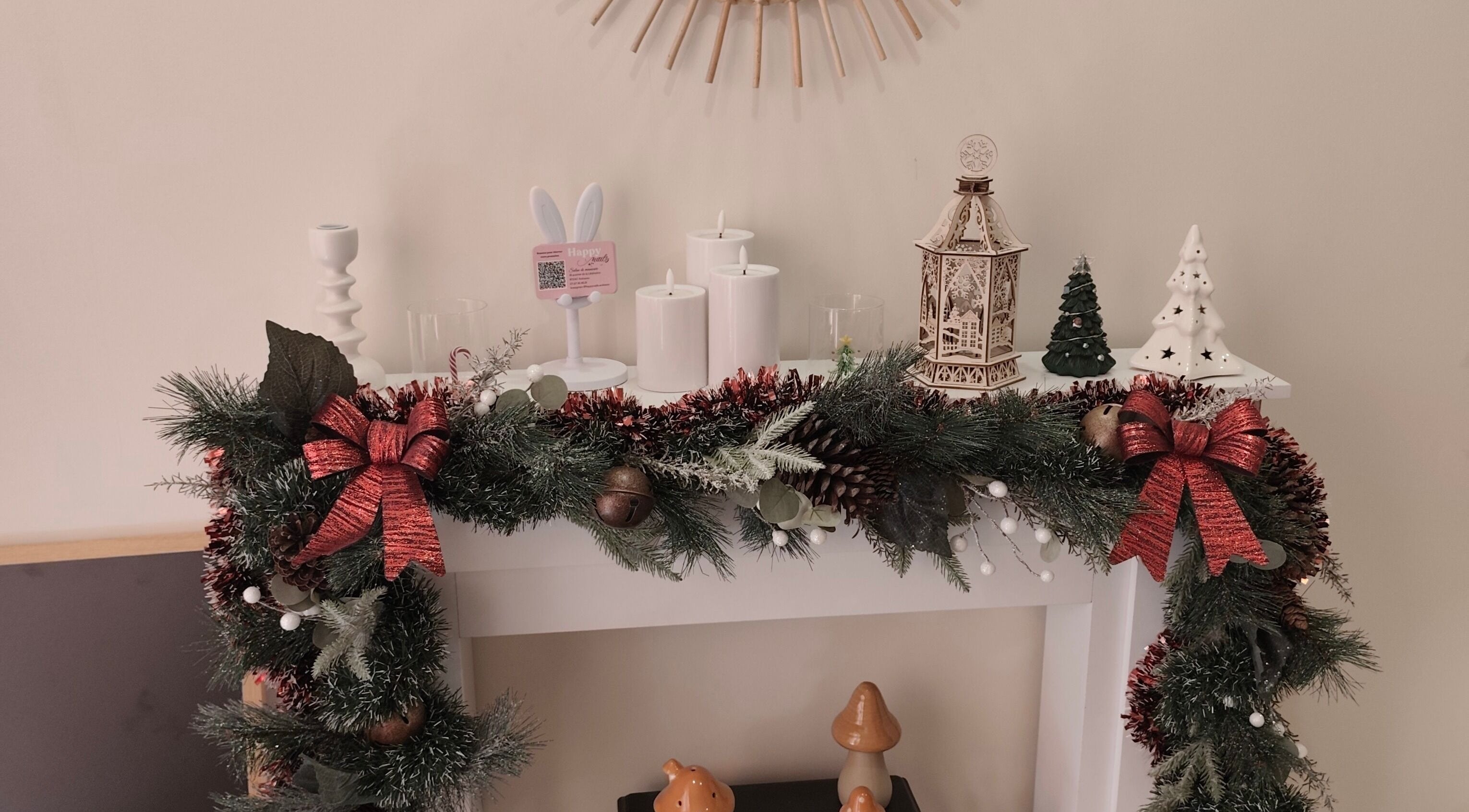 Décor festif à Happy Nails Ambazac, Ambazac, Nouvelle-Aquitaine, FR, avec guirlandes et bougies.