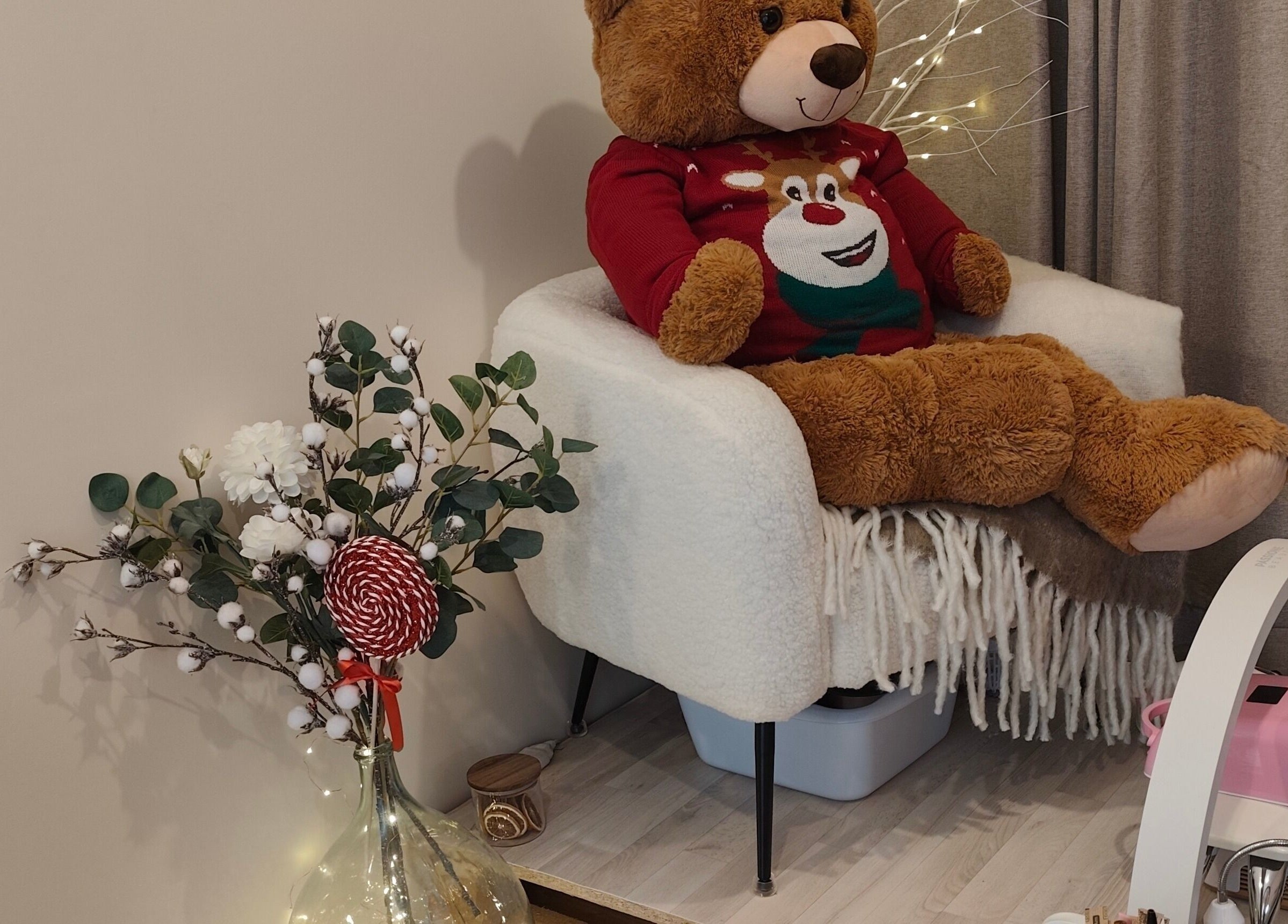 Nounours sur fauteuil à Happy Nails Ambazac, Ambazac, Nouvelle-Aquitaine, FR, créant une ambiance chaleureuse.