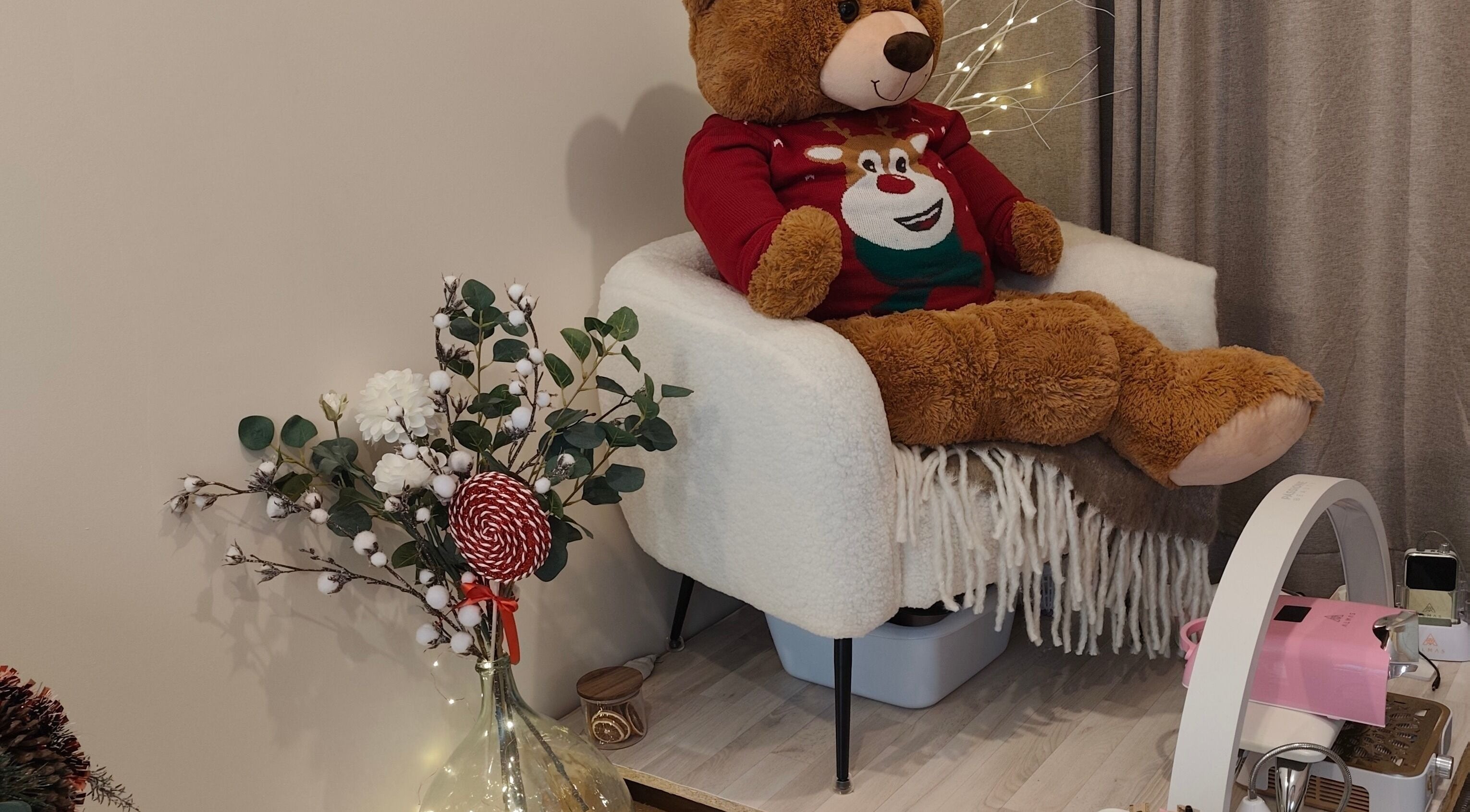 Nounours sur fauteuil à Happy Nails Ambazac, Ambazac, Nouvelle-Aquitaine, FR, créant une ambiance chaleureuse.