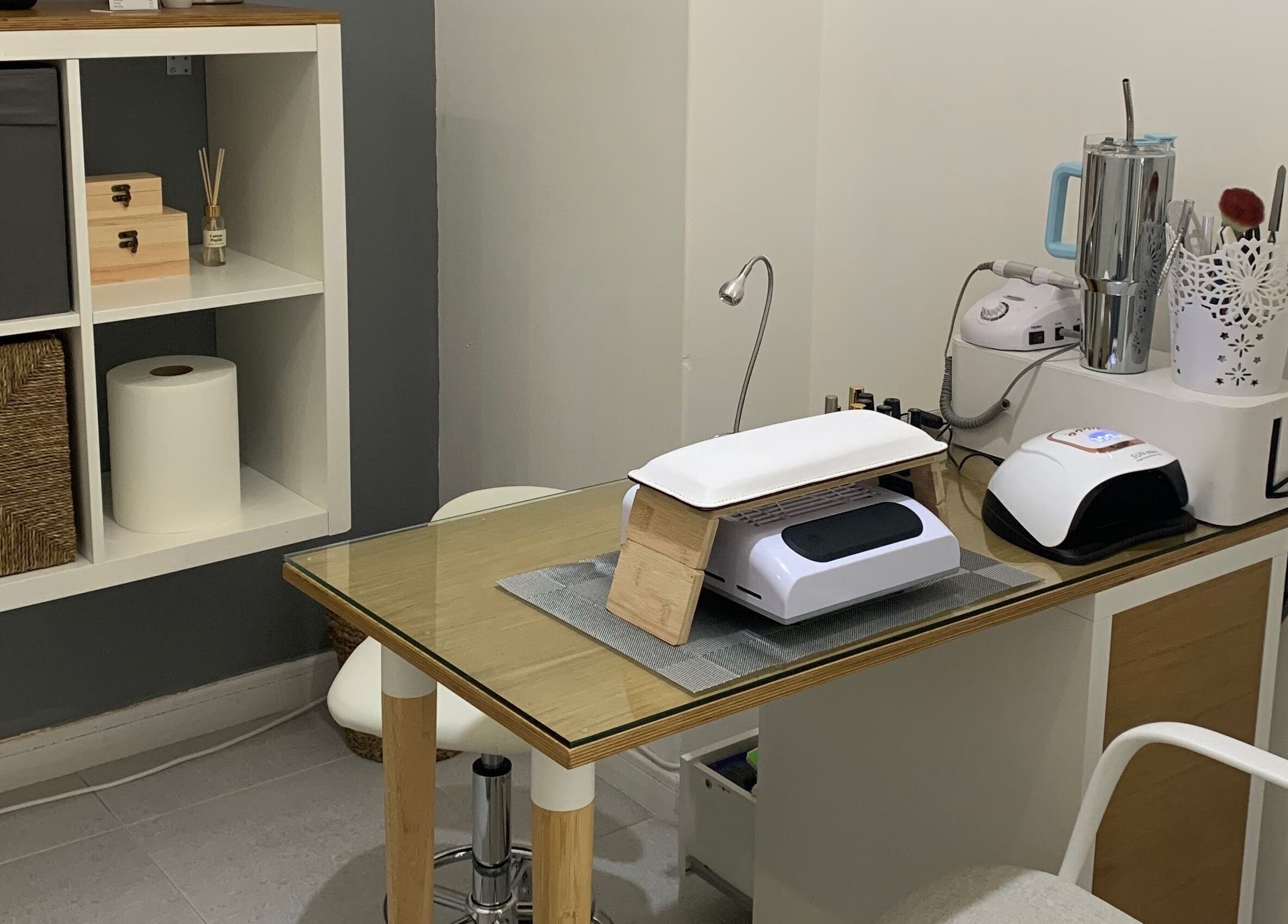 Estação de manicure elegante na Nei Oliver Esteticista em Almada, Setúbal, PT.