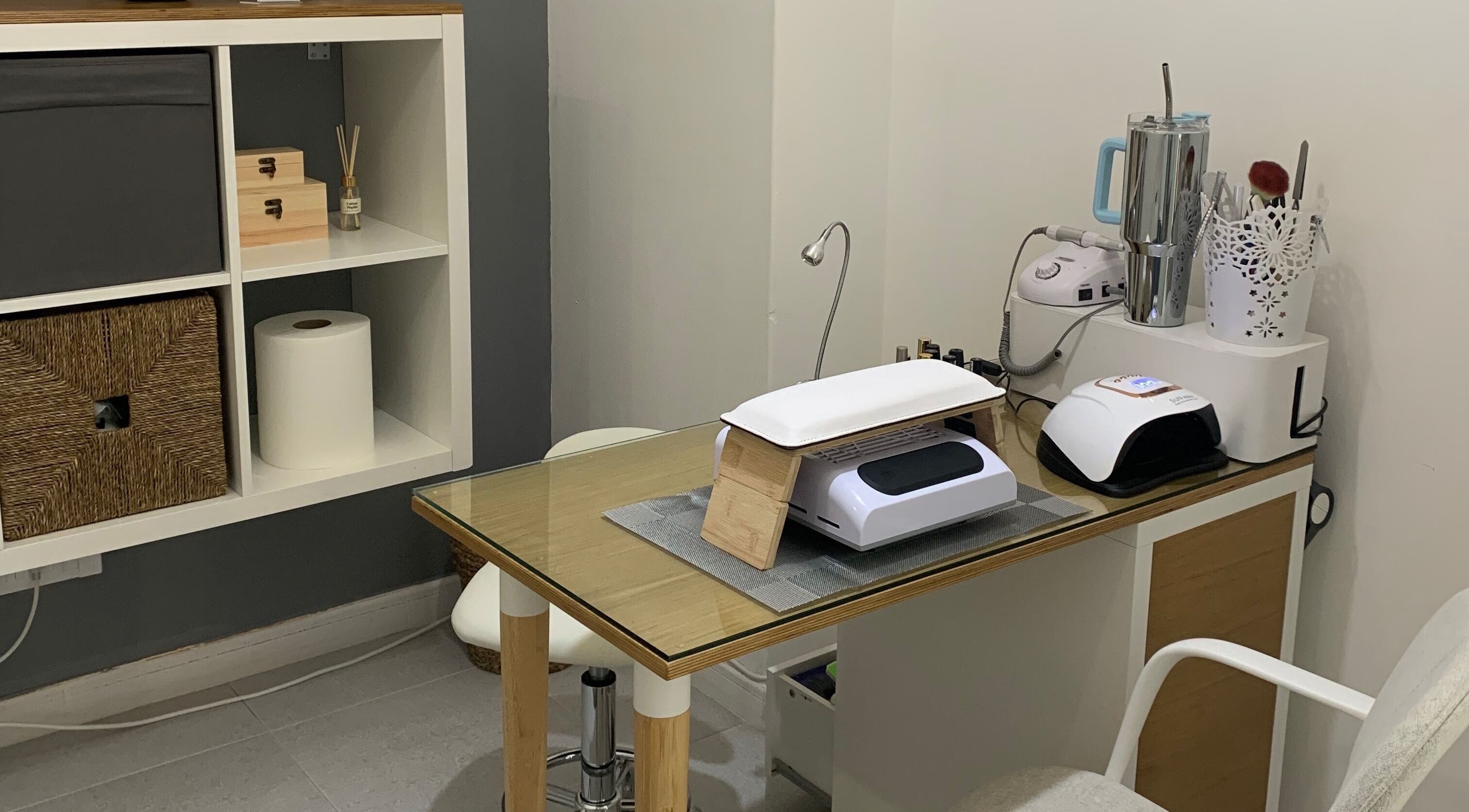 Estação de manicure elegante na Nei Oliver Esteticista em Almada, Setúbal, PT.