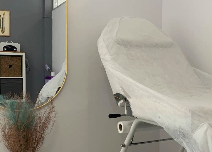 Cadeira de beleza na Nei Oliver Esteticista, Almada, Setúbal, PT, destacando decoração acolhedora e moderna.