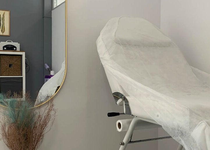 Cadeira de beleza na Nei Oliver Esteticista, Almada, Setúbal, PT, destacando decoração acolhedora e moderna.