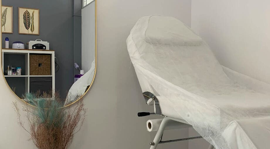 Cadeira de beleza na Nei Oliver Esteticista, Almada, Setúbal, PT, destacando decoração acolhedora e moderna.