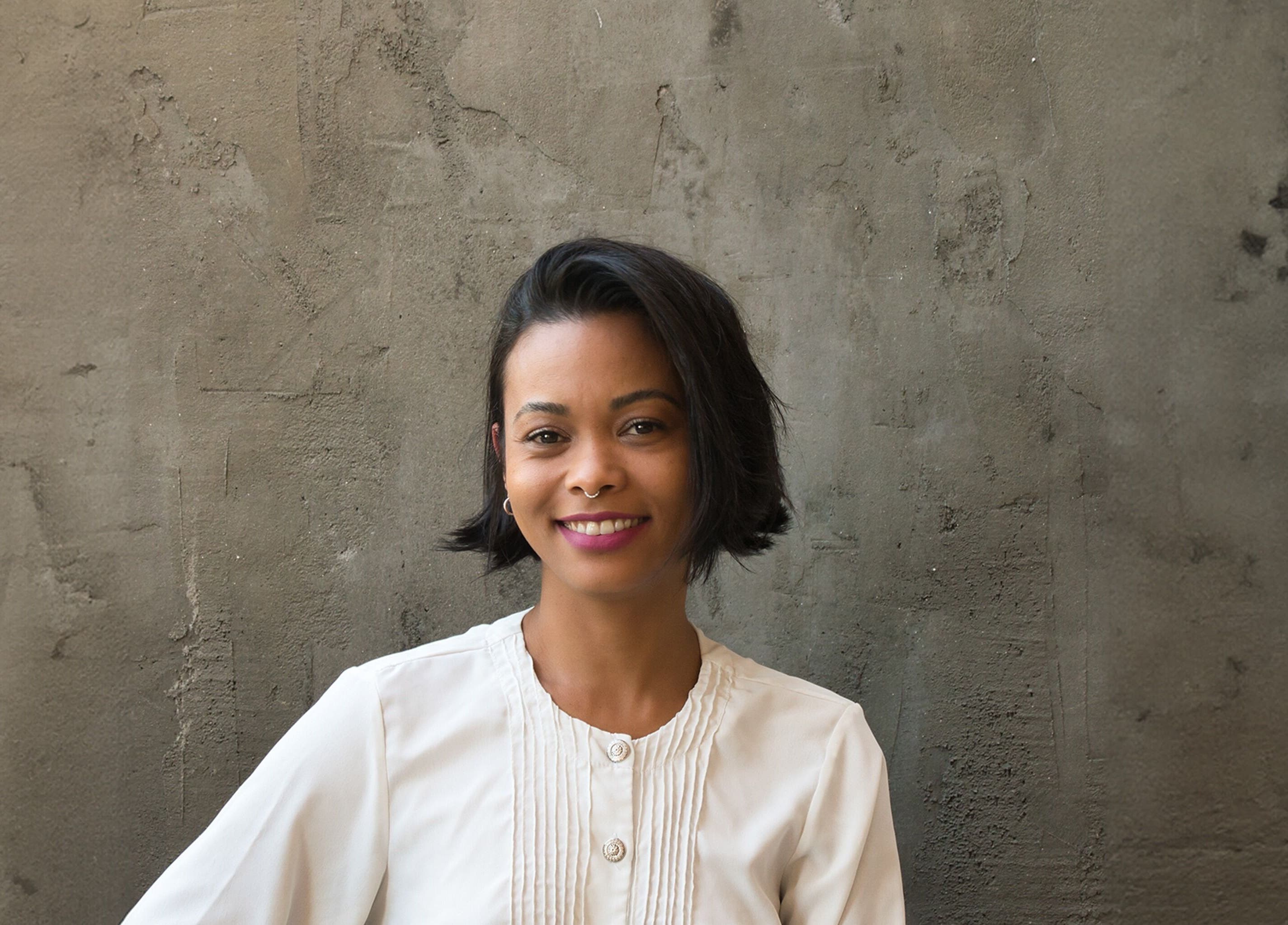 Profissional sorridente em Nei Oliver Esteticista, Almada, Setúbal, PT, transmitindo confiança e acolhimento.