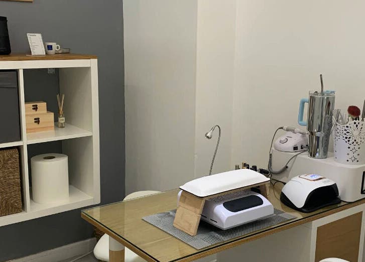 Estação de cuidados de beleza em Nei Oliver Esteticista, Almada, Setúbal, PT, com design moderno para tratamentos.