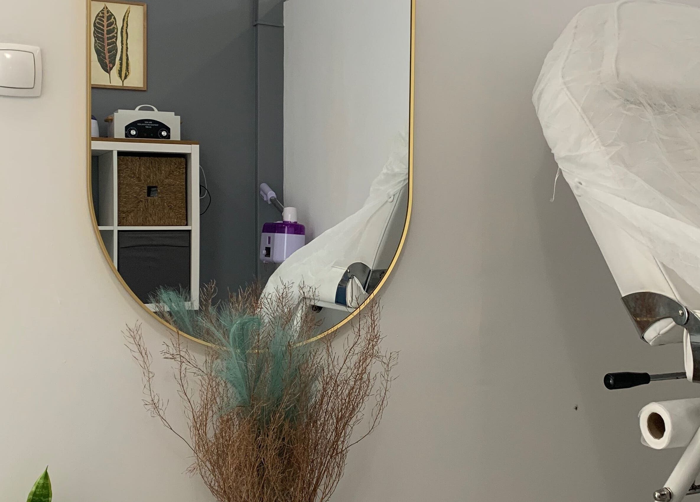 Espaço acolhedor em Nei Oliver Esteticista, Almada, Setúbal, PT, com espelho e cadeira estética.