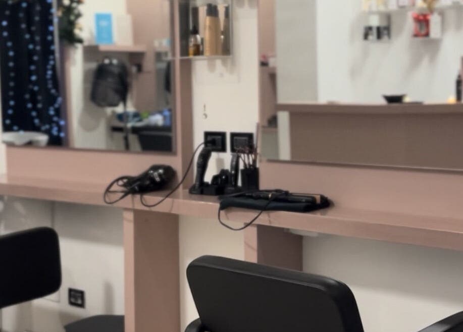 Interno di Studio Capelli F parrucchieri a Torino, Piemonte, IT, mostrando postazioni eleganti e attrezzature per capelli.