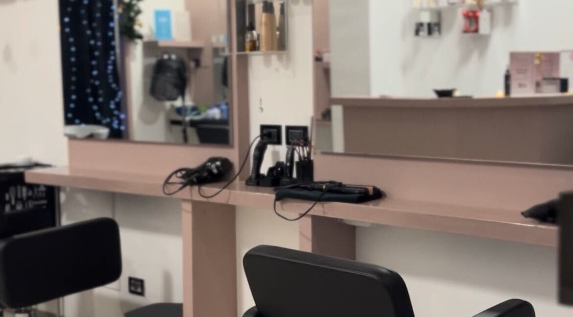 Interno di Studio Capelli F parrucchieri a Torino, Piemonte, IT, mostrando postazioni eleganti e attrezzature per capelli.