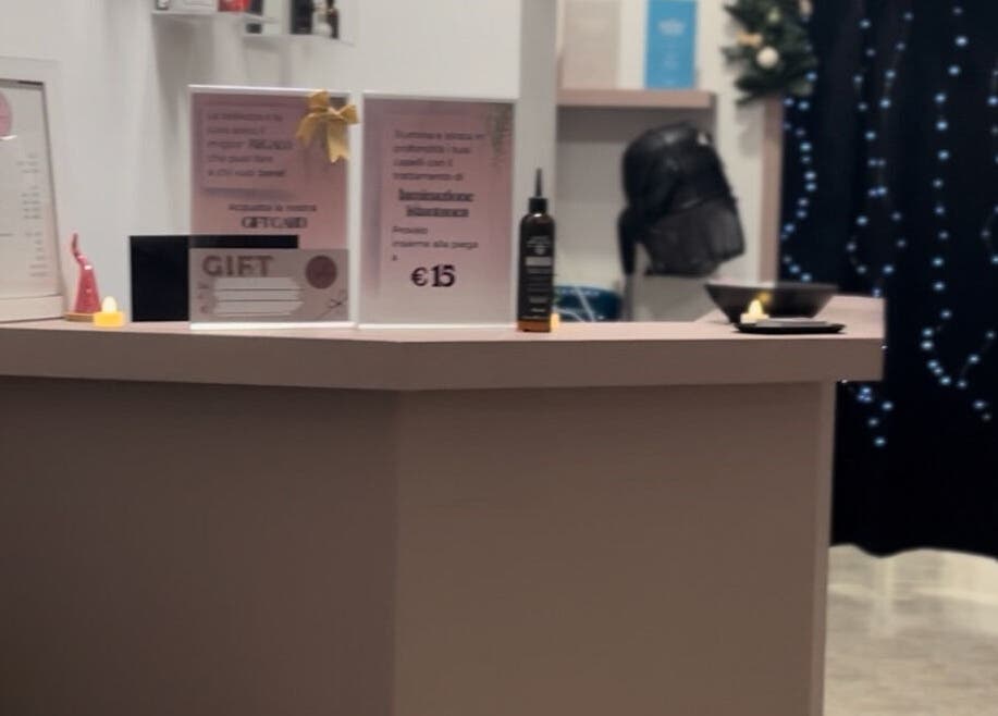 Reception di Studio Capelli F parrucchieri a Torino, Piemonte, IT, con decorazioni eleganti e offerte promozionali.