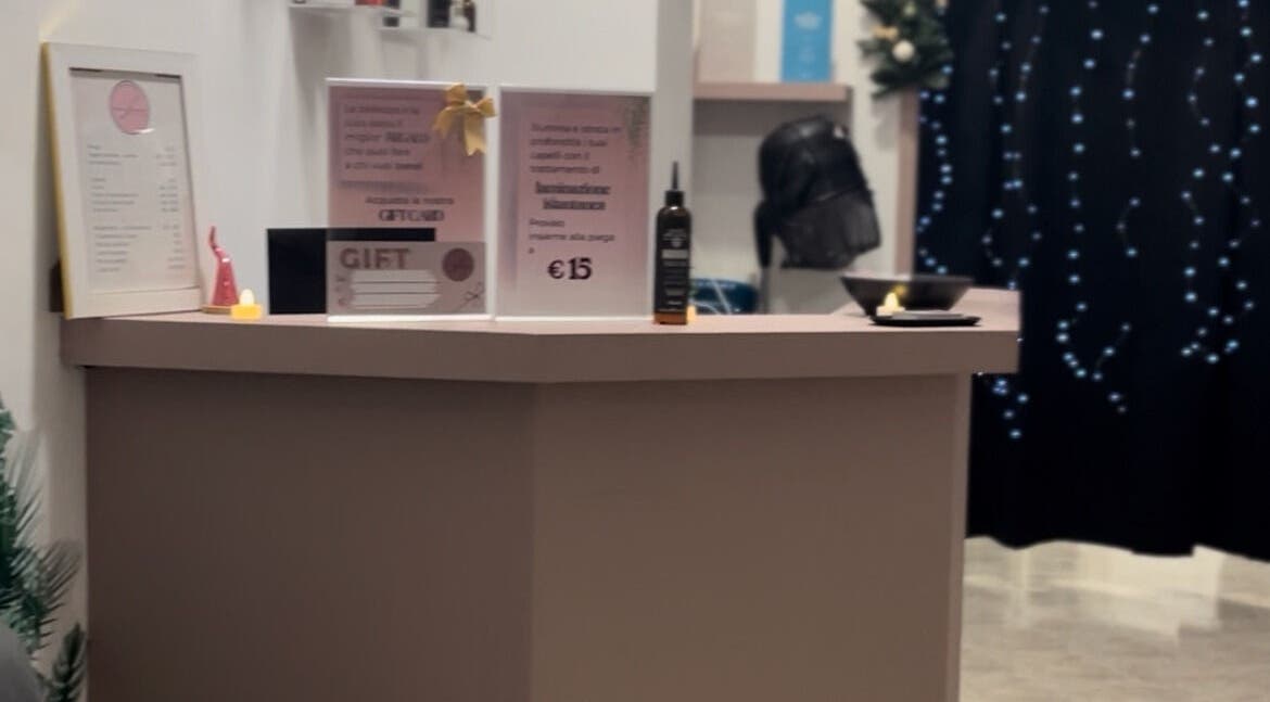 Reception di Studio Capelli F parrucchieri a Torino, Piemonte, IT, con decorazioni eleganti e offerte promozionali.
