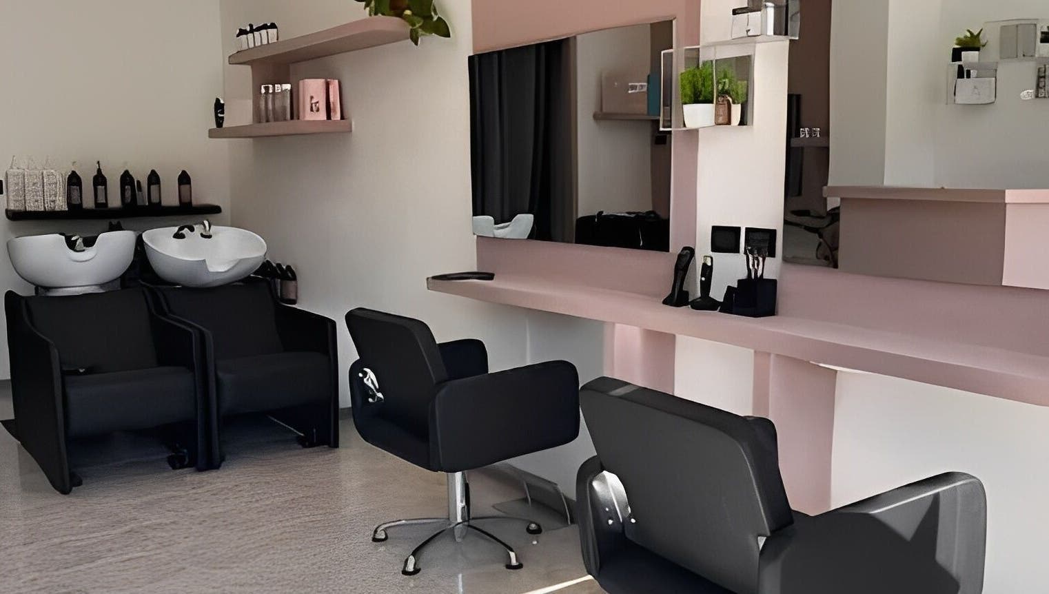 Interno moderno di Studio Capelli F Parrucchieri a Torino, Piemonte, IT con poltrone e lavandini.