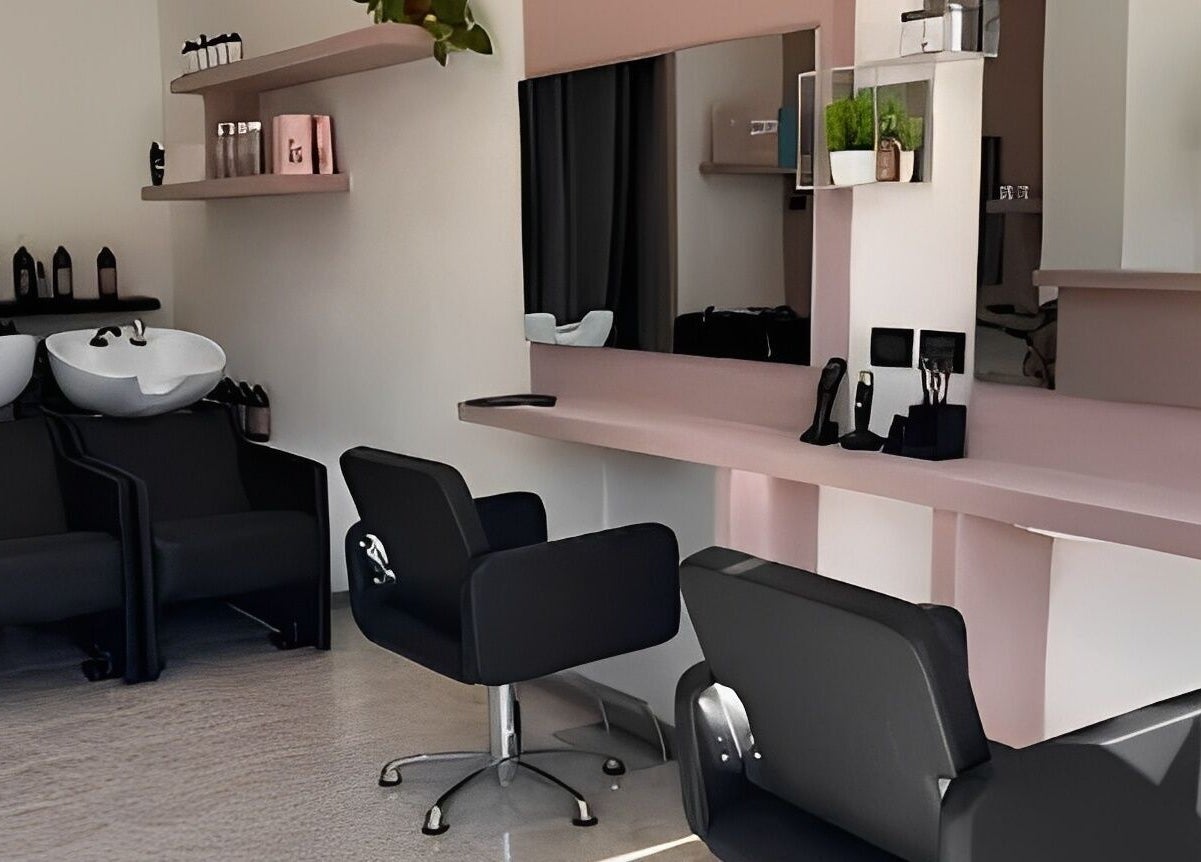 Interno moderno di Studio Capelli F Parrucchieri a Torino, Piemonte, IT con poltrone e lavandini.