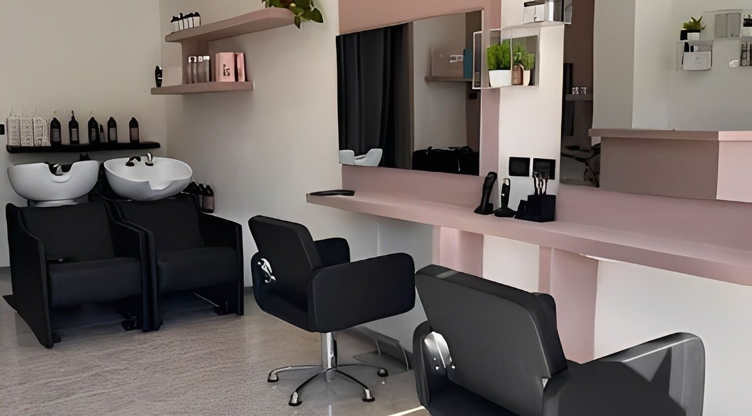 Interno moderno di Studio Capelli F Parrucchieri a Torino, Piemonte, IT con poltrone e lavandini.