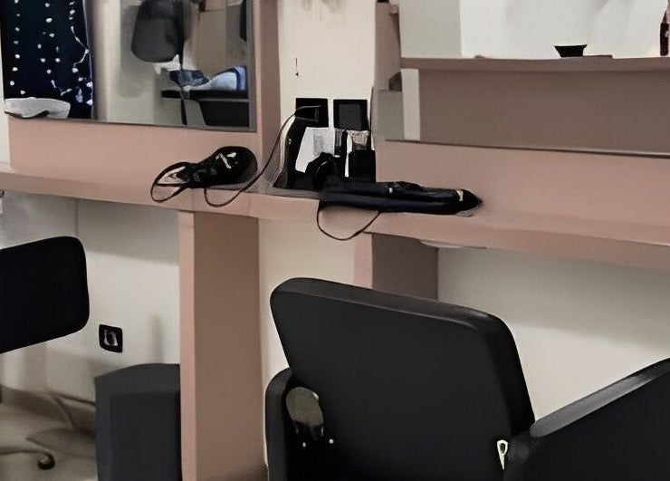 Moderno salone di Studio Capelli F Parrucchieri a Torino, Piemonte, IT con eleganti postazioni.