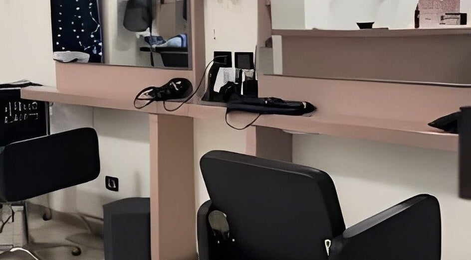 Moderno salone di Studio Capelli F Parrucchieri a Torino, Piemonte, IT con eleganti postazioni.