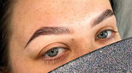Brows and Lashes by Khloe Beth billede 2