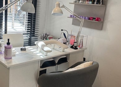 Bright, modern nail station at Nails by Elena in Utrecht, Utrecht, NL showcasing cozy, stylish ambiance.