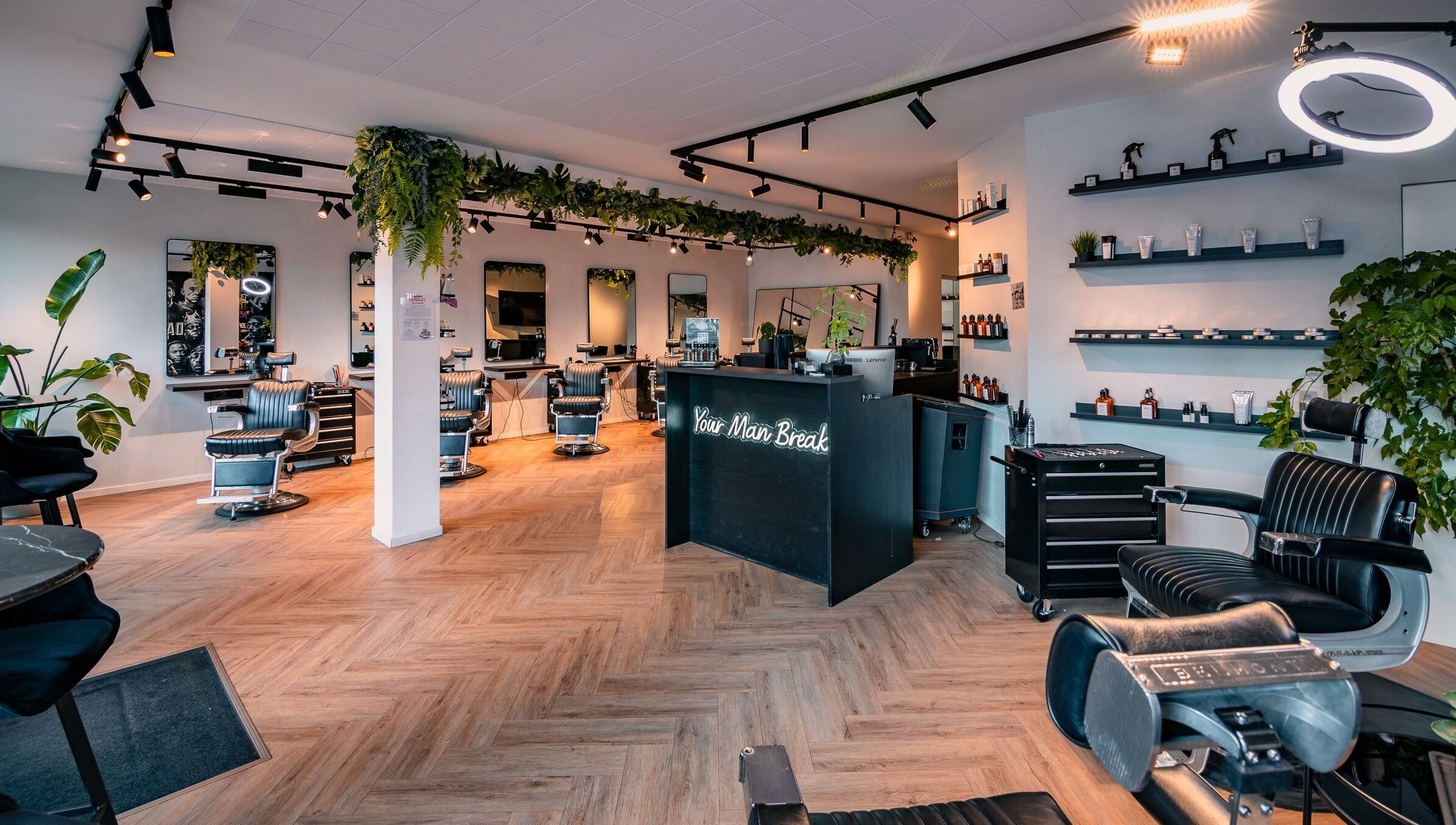 Moderne kapperszaak Darios Barbers in Haarlem, Noord-holland, NL met stijlvolle inrichting.