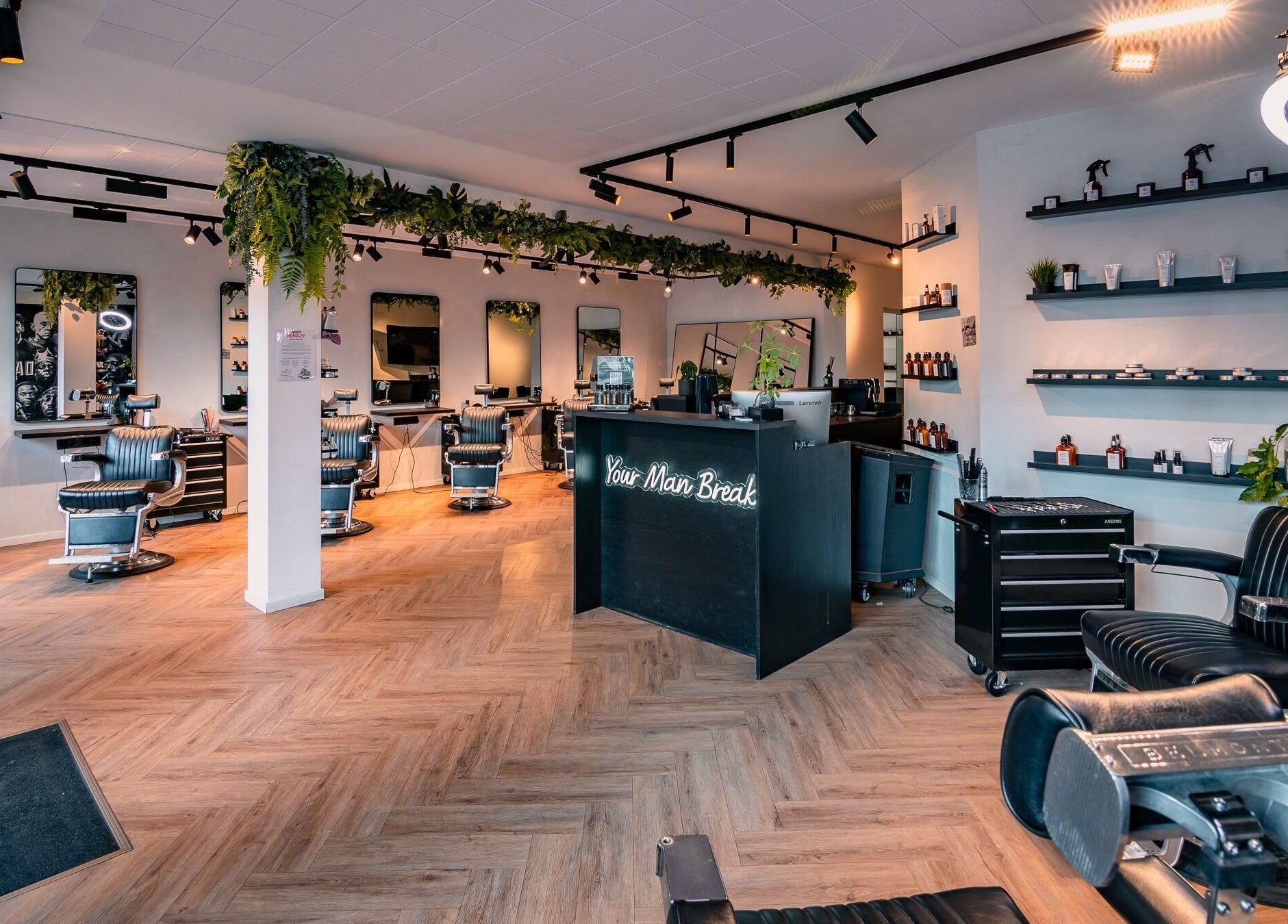 Moderne kapperszaak Darios Barbers in Haarlem, Noord-holland, NL met stijlvolle inrichting.