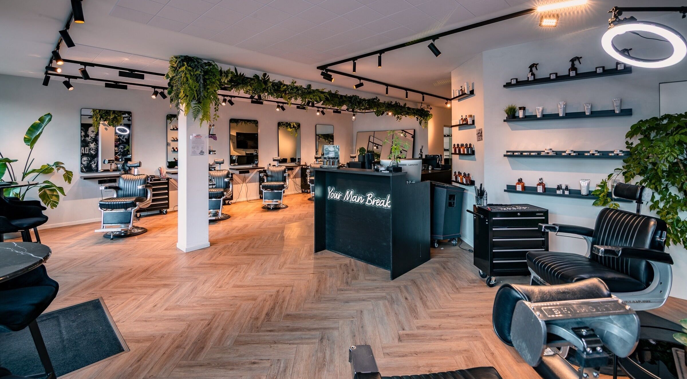 Moderne kapperszaak Darios Barbers in Haarlem, Noord-holland, NL met stijlvolle inrichting.
