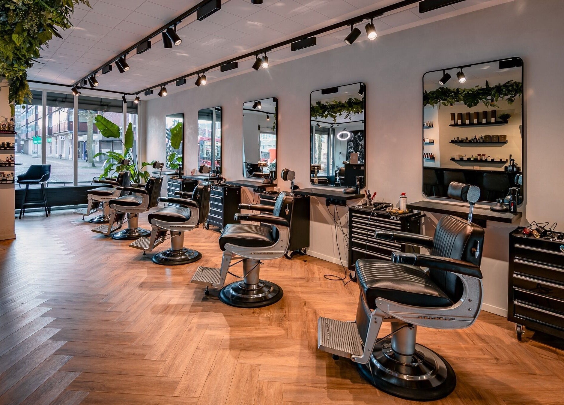Interieur van Darios Barbers, Haarlem, Noord-holland, NL met stijlvolle kappersstoelen en spiegels.