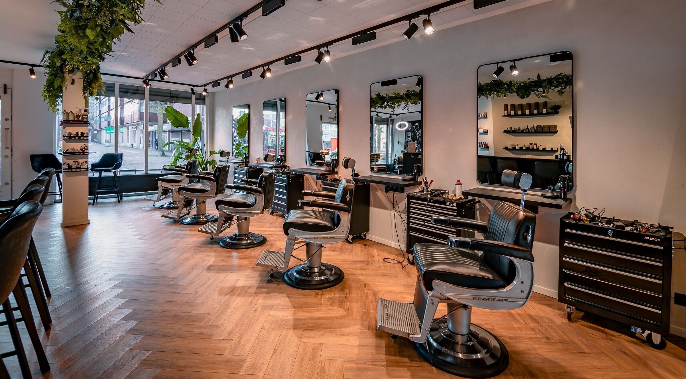 Interieur van Darios Barbers, Haarlem, Noord-holland, NL met stijlvolle kappersstoelen en spiegels.