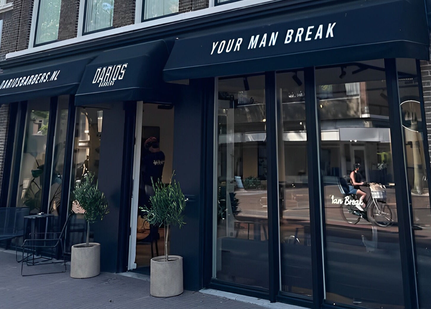 Voorgevel van Darios Barbers in Haarlem, Noord-holland, NL met moderne styling.