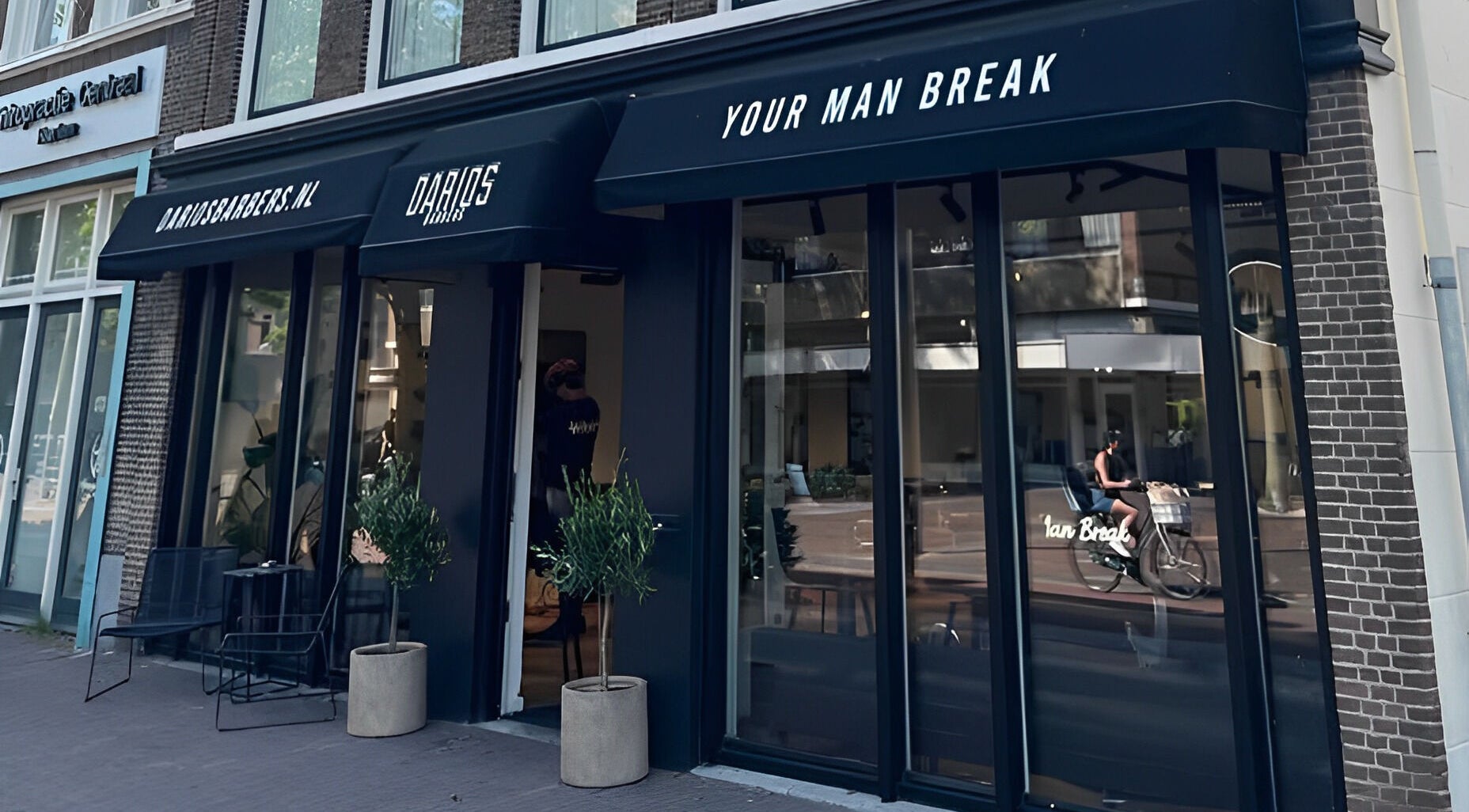 Voorgevel van Darios Barbers in Haarlem, Noord-holland, NL met moderne styling.