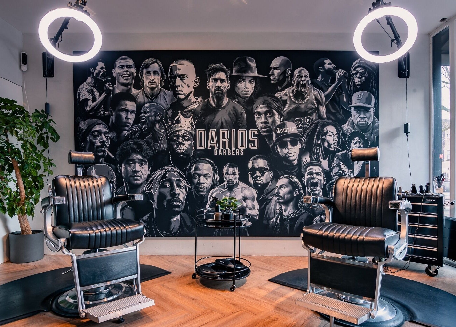 Moderne barberstoelen en muurschildering bij Darios Barbers in Haarlem, Noord-holland, NL.