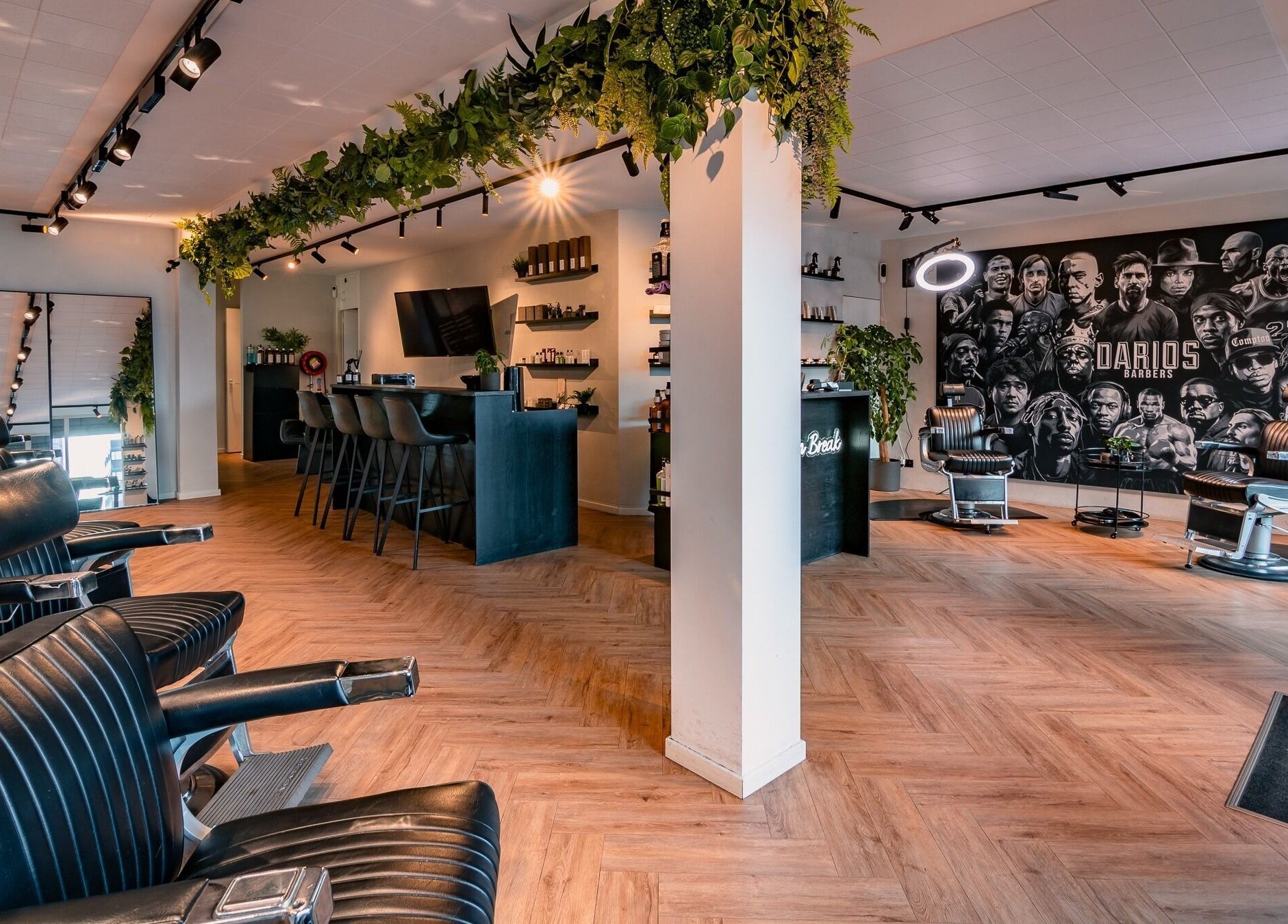 Moderne en stijlvolle kapperszaak, Darios Barbers, in Haarlem, Noord-holland, NL met leren stoelen en wandkunst.