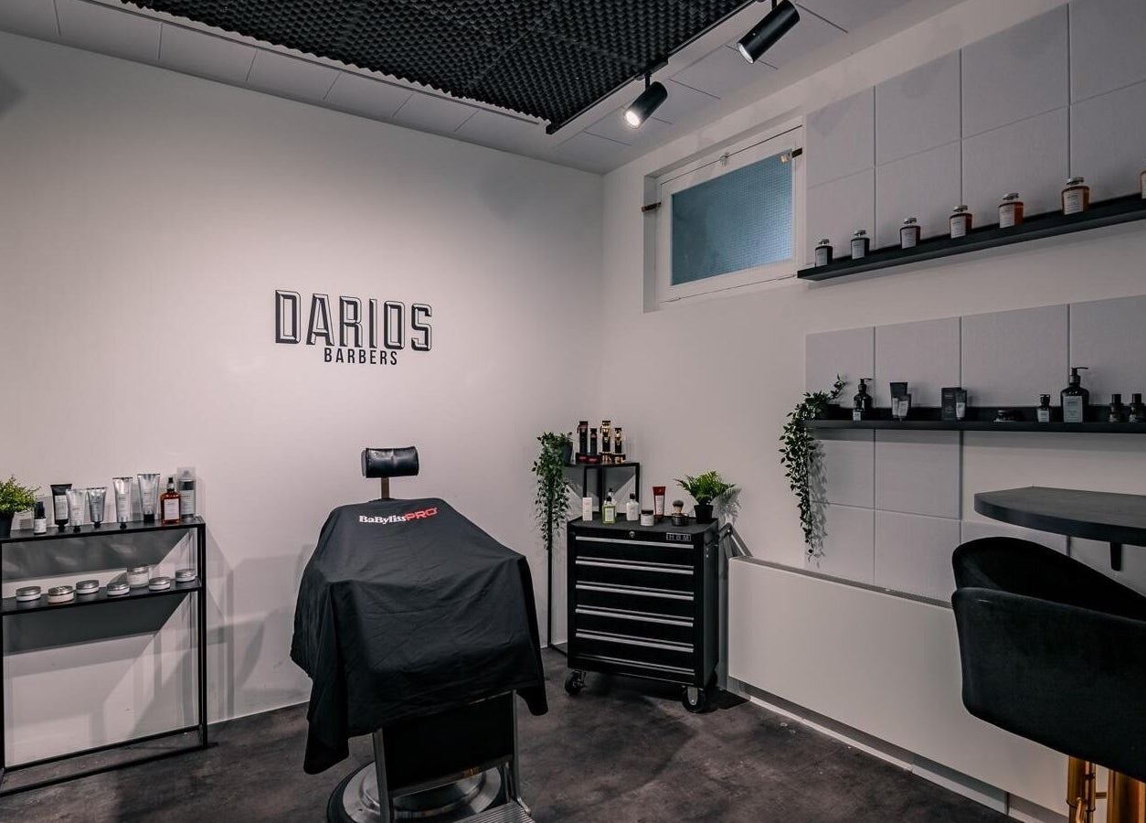Interieur van Darios Barbers, Haarlem, Noord-holland, NL met moderne inrichting en verzorgingsproducten.