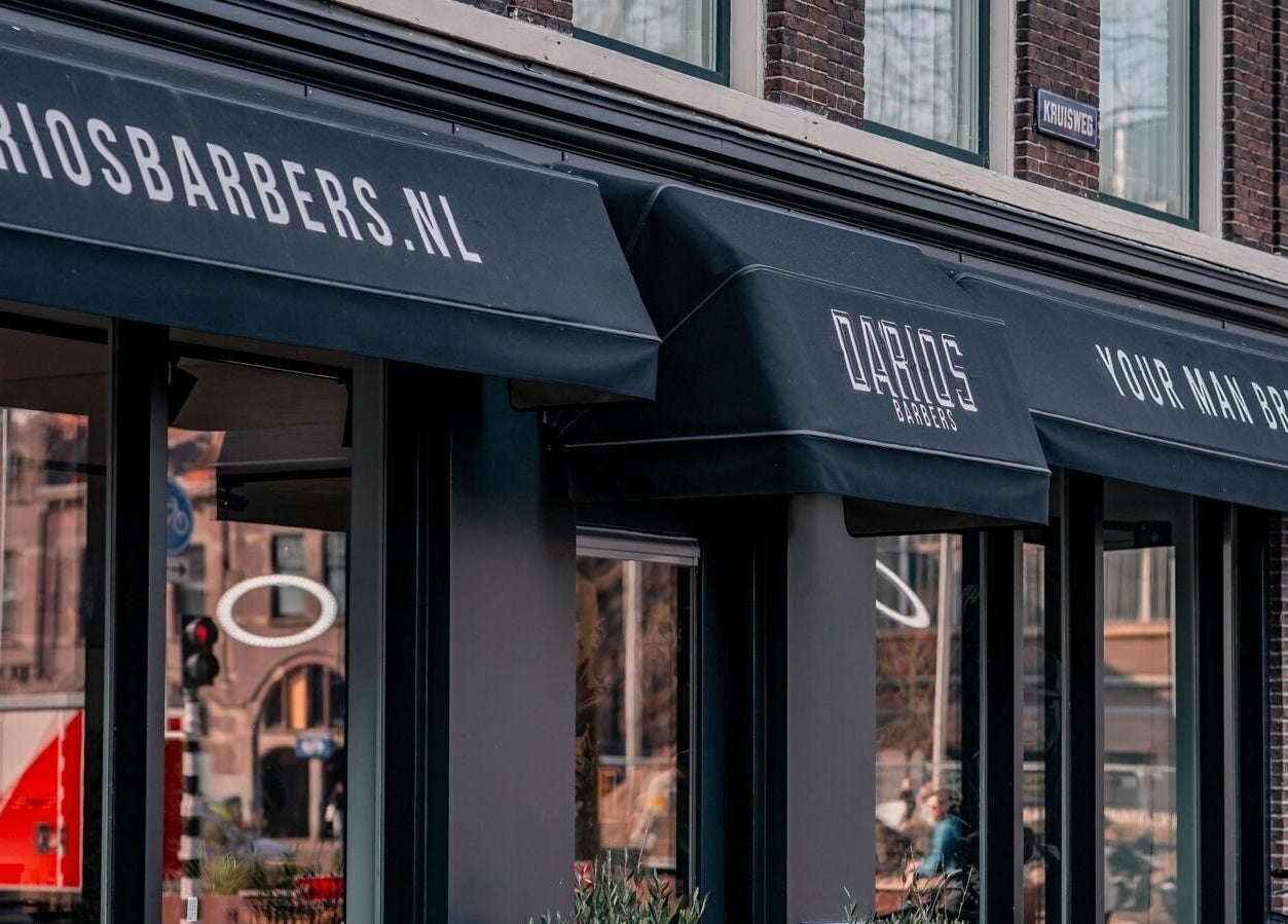 Voorgevel van Darios Barbers in Haarlem, Noord-holland, NL met moderne uitstraling.