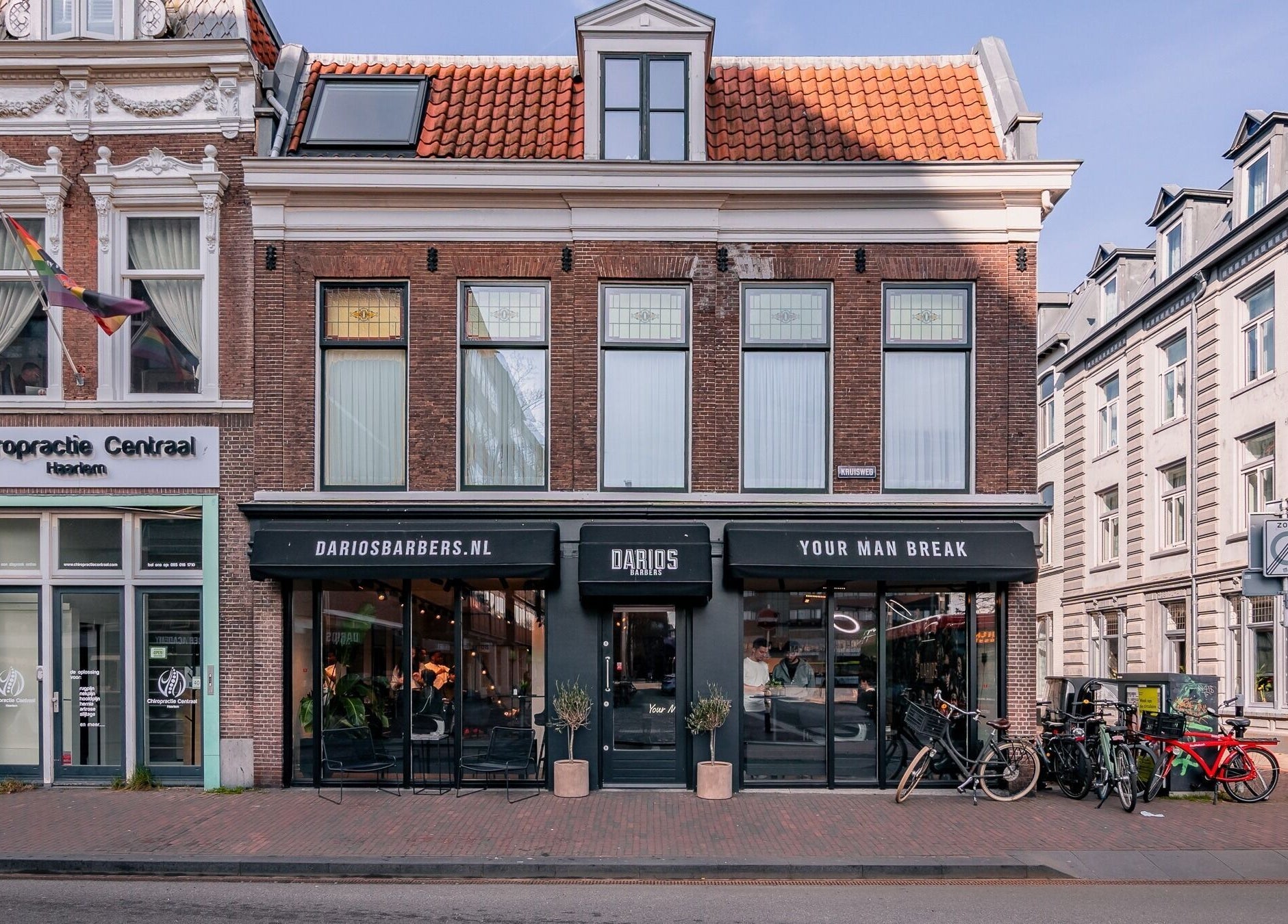 Vooraanzicht van Darios Barbers in Haarlem, Noord-holland, NL met klassieke gevel.