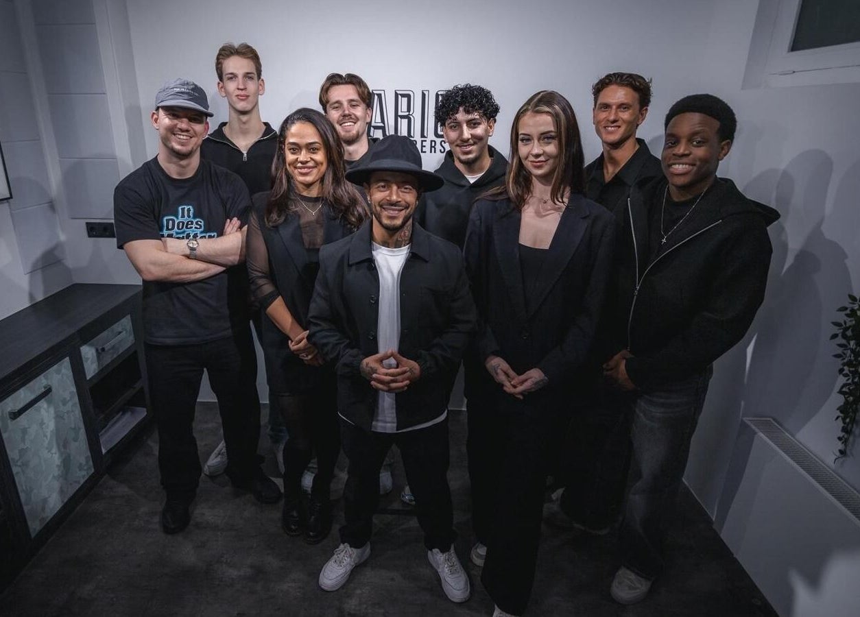 Het team van Darios Barbers in Haarlem, Noord-Holland, NL staat samen in de moderne salon.