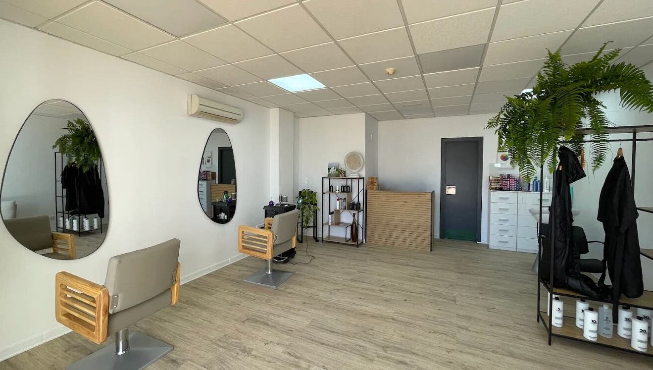 Chic interior of DIVA STUDIO, L'alfàs Del Pi, Comunidad Valenciana, ES showcasing stylish salon chairs and mirrors.