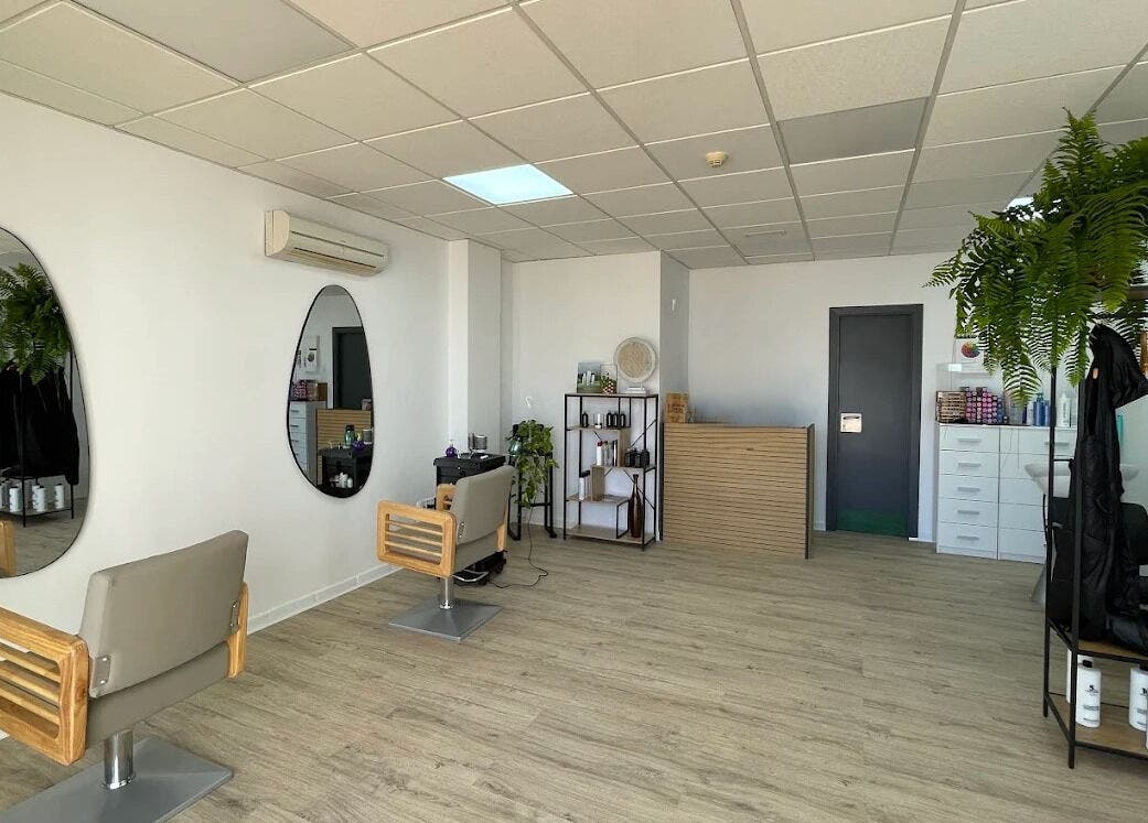 Chic interior of DIVA STUDIO, L'alfàs Del Pi, Comunidad Valenciana, ES showcasing stylish salon chairs and mirrors.