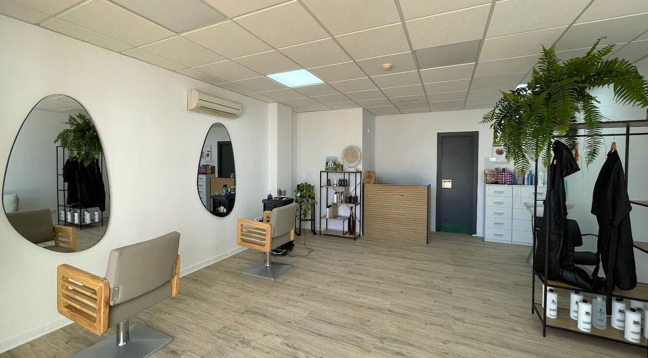 Chic interior of DIVA STUDIO, L'alfàs Del Pi, Comunidad Valenciana, ES showcasing stylish salon chairs and mirrors.