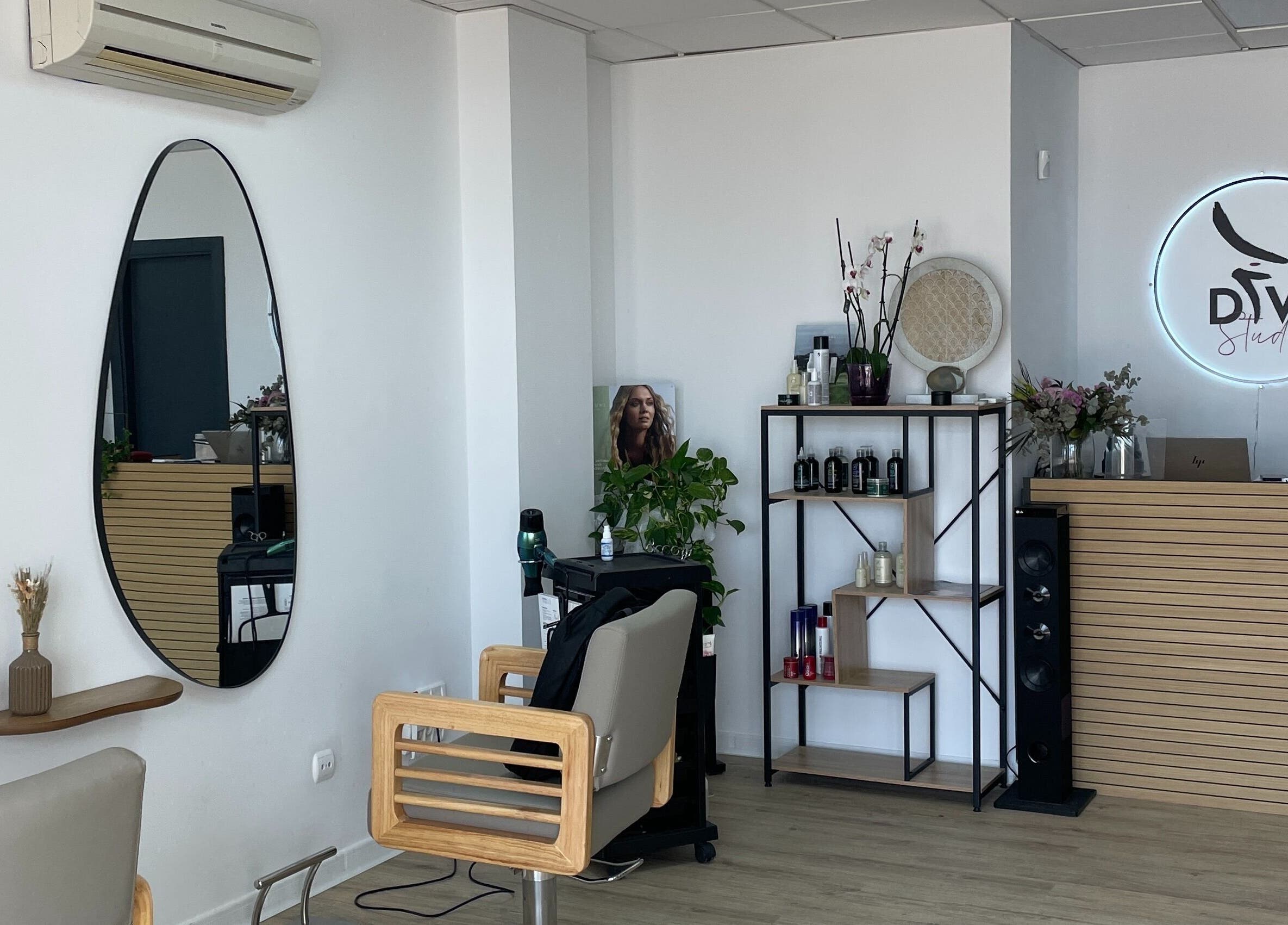 Elegant interior of DIVA STUDIO in L'alfàs Del Pi, Comunidad Valenciana, ES featuring mirror and reception.