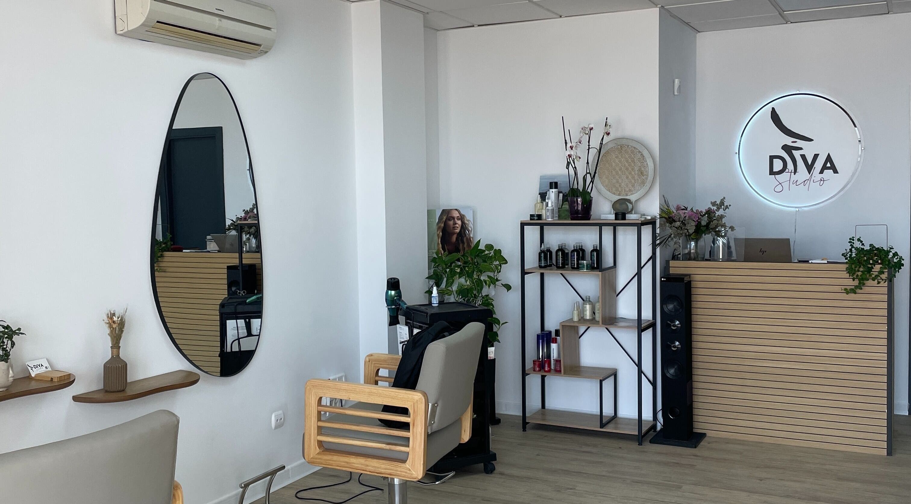 Elegant interior of DIVA STUDIO in L'alfàs Del Pi, Comunidad Valenciana, ES featuring mirror and reception.