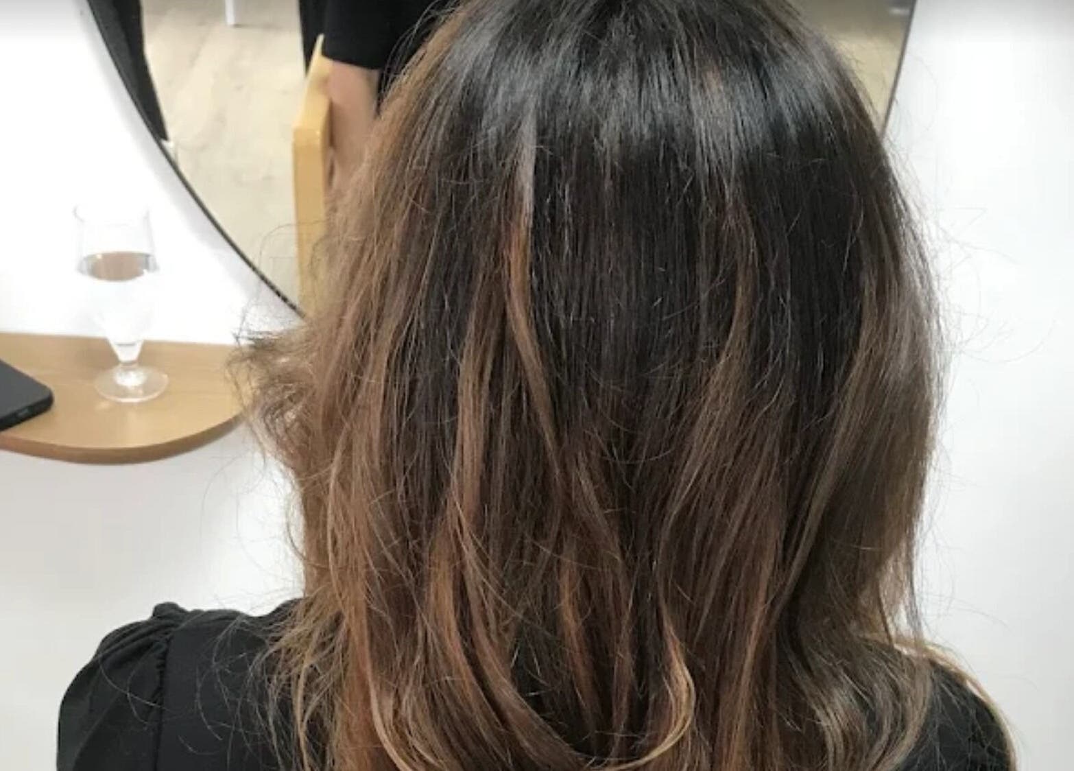 Back view of styled hair at DIVA STUDIO, mirror reflection, L'alfàs Del Pi, Comunidad Valenciana, ES.