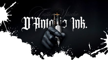 Mano sosteniendo máquina de tatuar en D’Antonio Ink., Arequipa, Arequipa, PE.