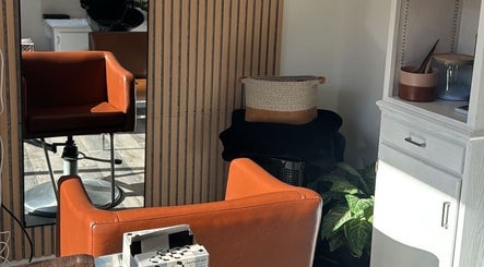 Stylish salon chair and decor at Laur’s Glam Files, Brantford, Ontario, CA, showcasing a modern aesthetic.