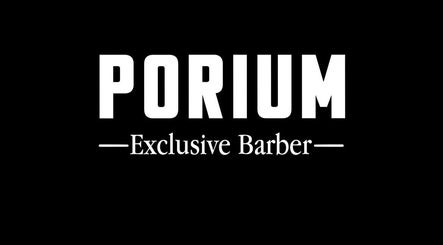 Logo de Porium Barbería en Envigado, Antioquia, CO sobre fondo negro.