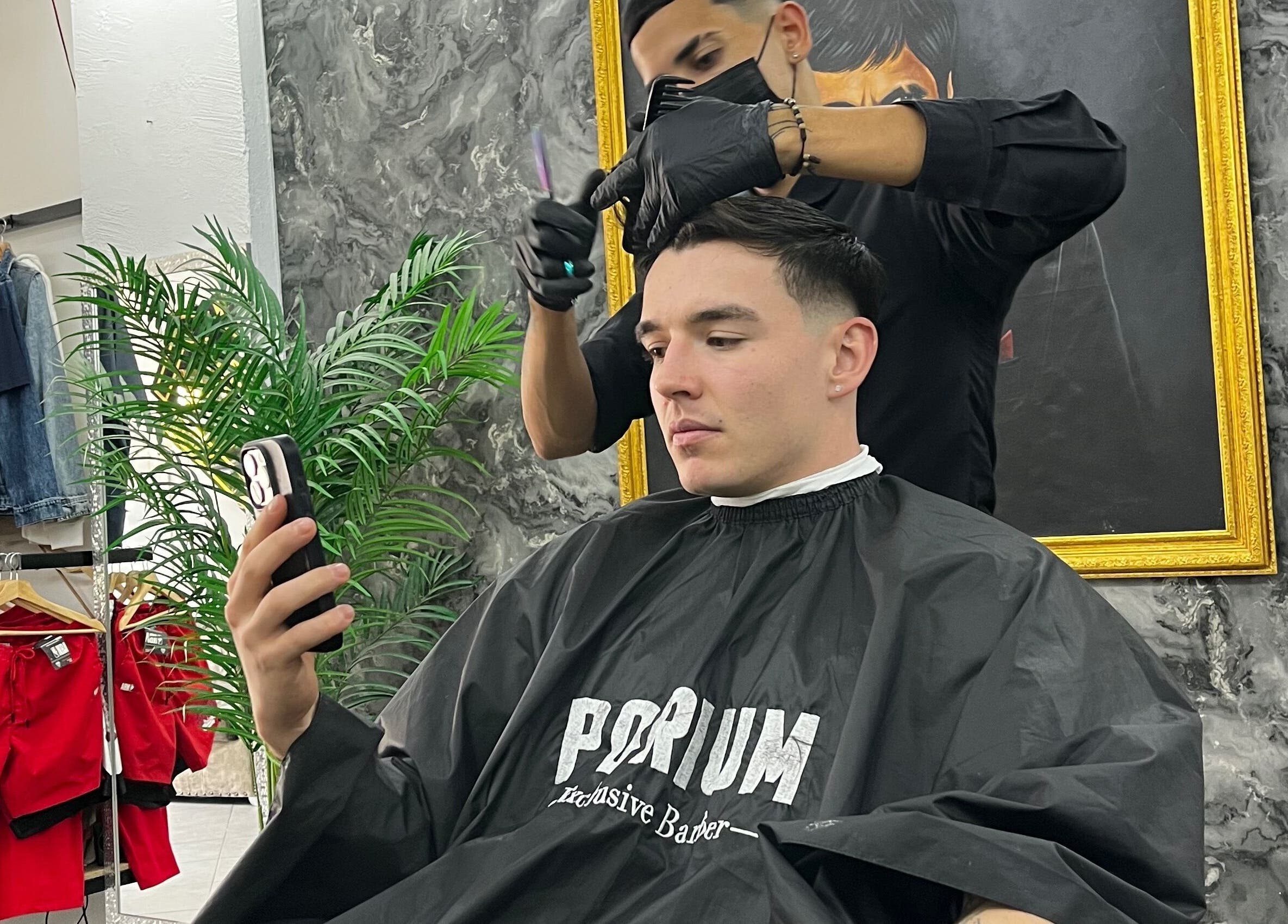 Corte de cabello en Porium Barbería, Envigado, Antioquia, CO, con atención profesional.
