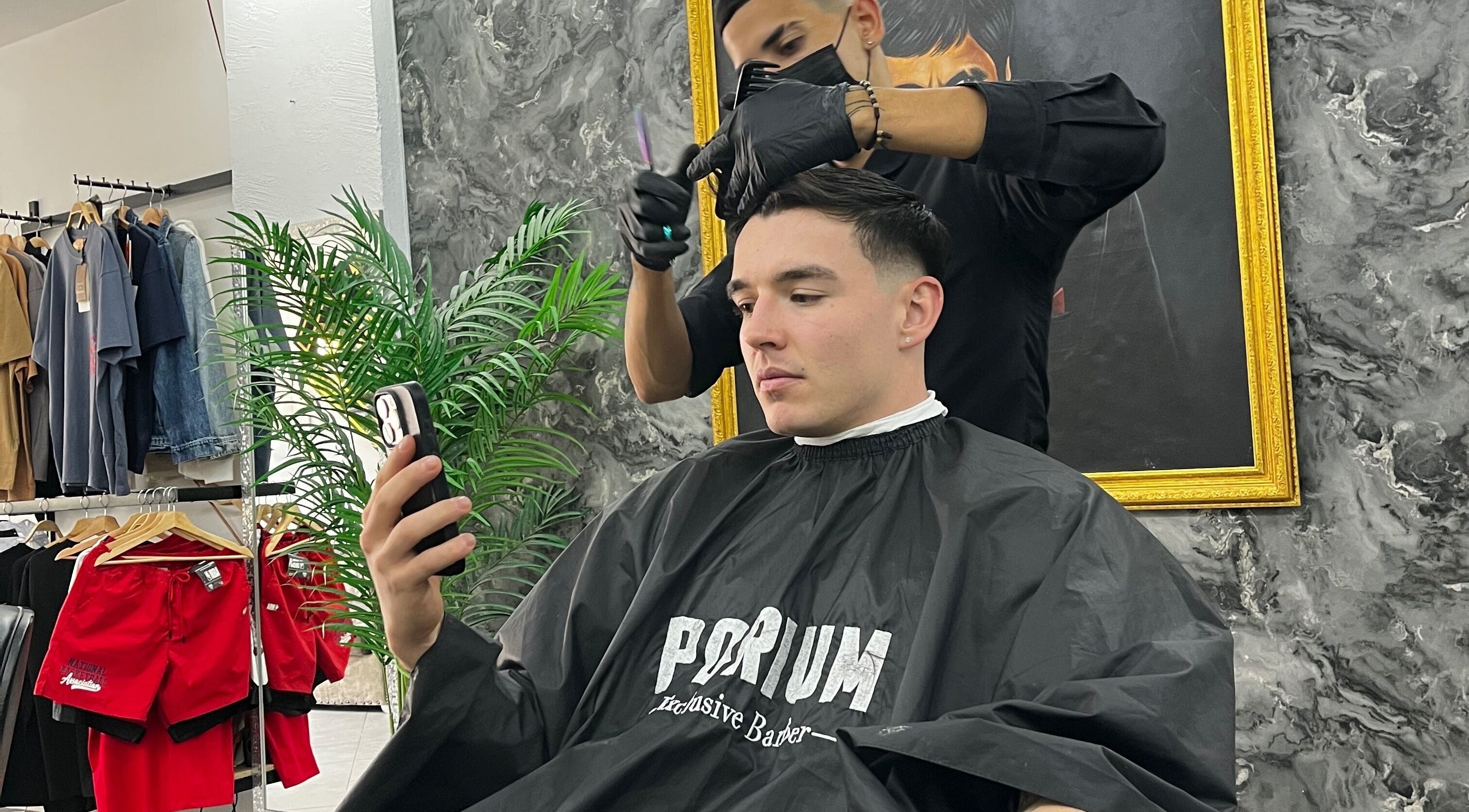 Corte de cabello en Porium Barbería, Envigado, Antioquia, CO, con atención profesional.