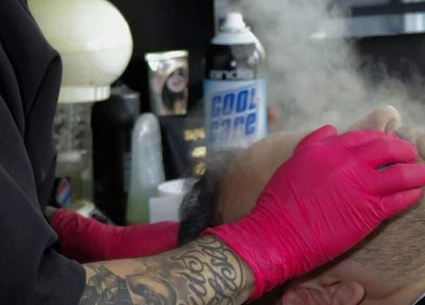 Tratamiento facial con vapor en Porium Barbería, Envigado, Antioquia, CO.