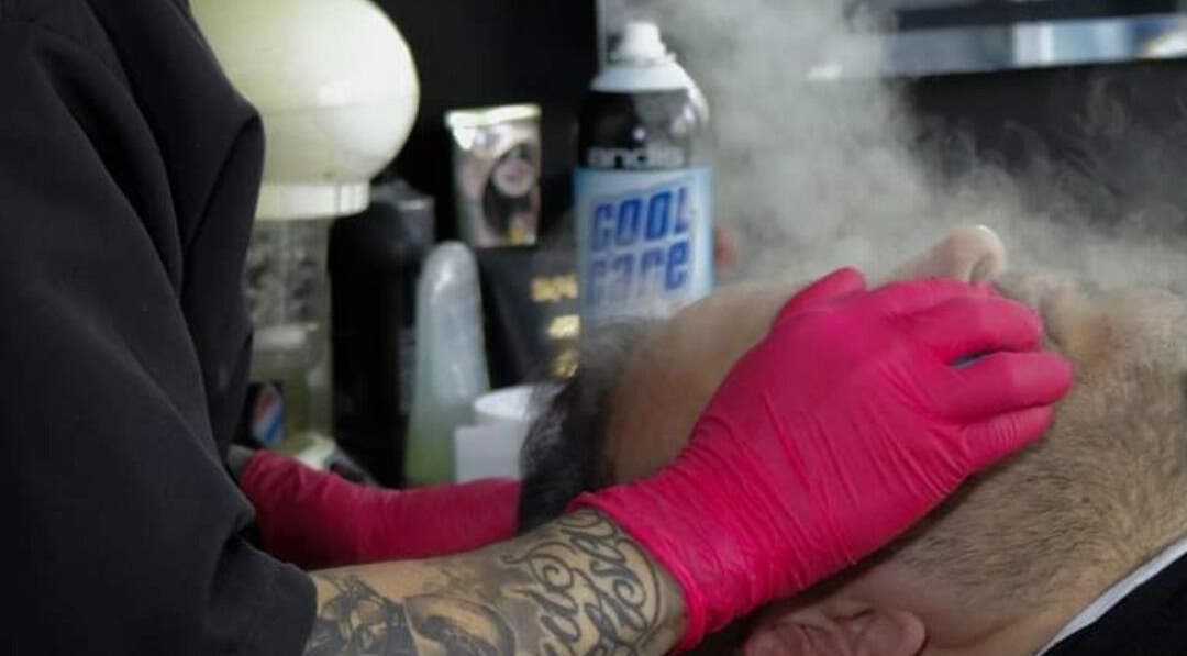 Tratamiento facial con vapor en Porium Barbería, Envigado, Antioquia, CO.