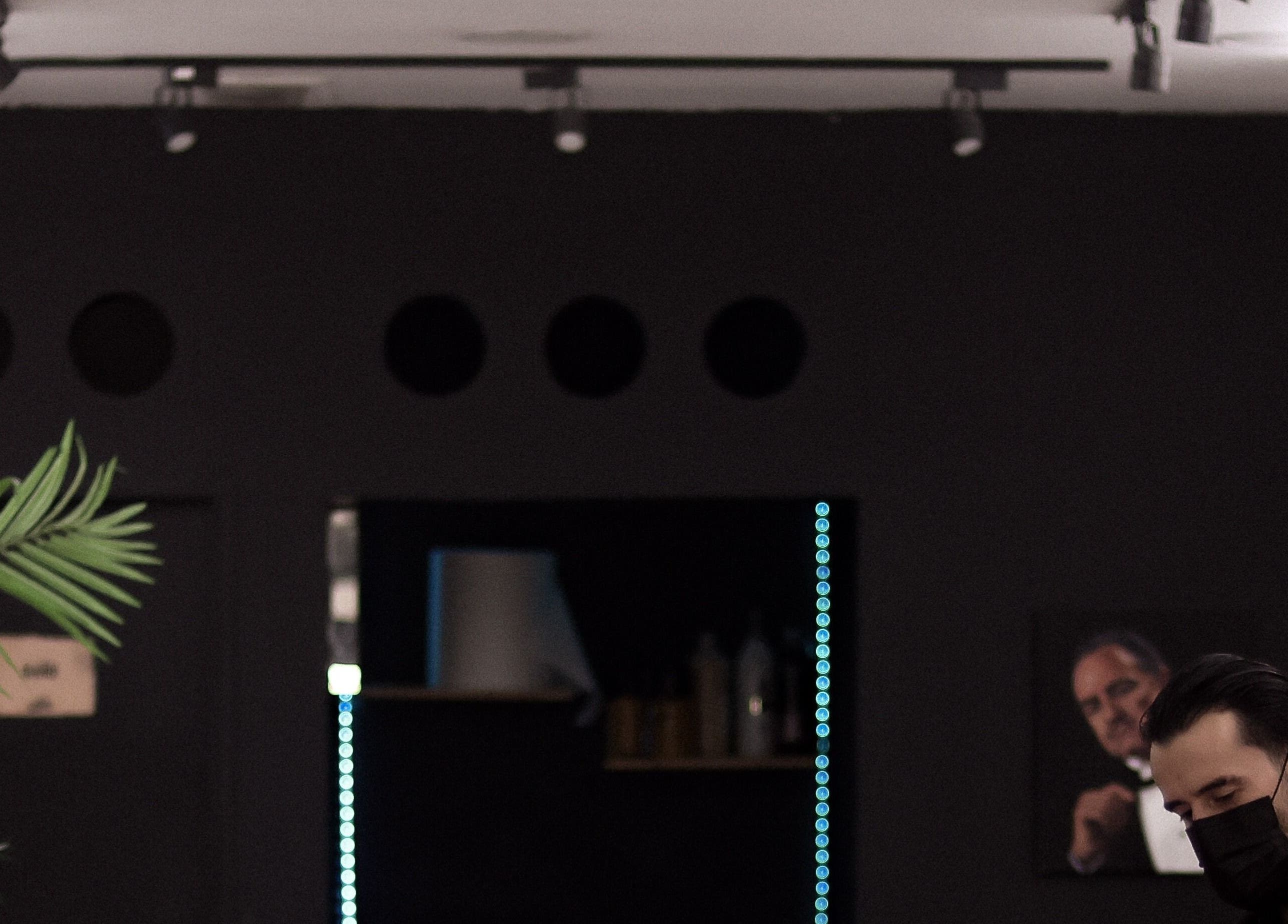 Interior de Porium Barbería en Envigado, Antioquia, CO, mostrando diseño elegante y moderno.